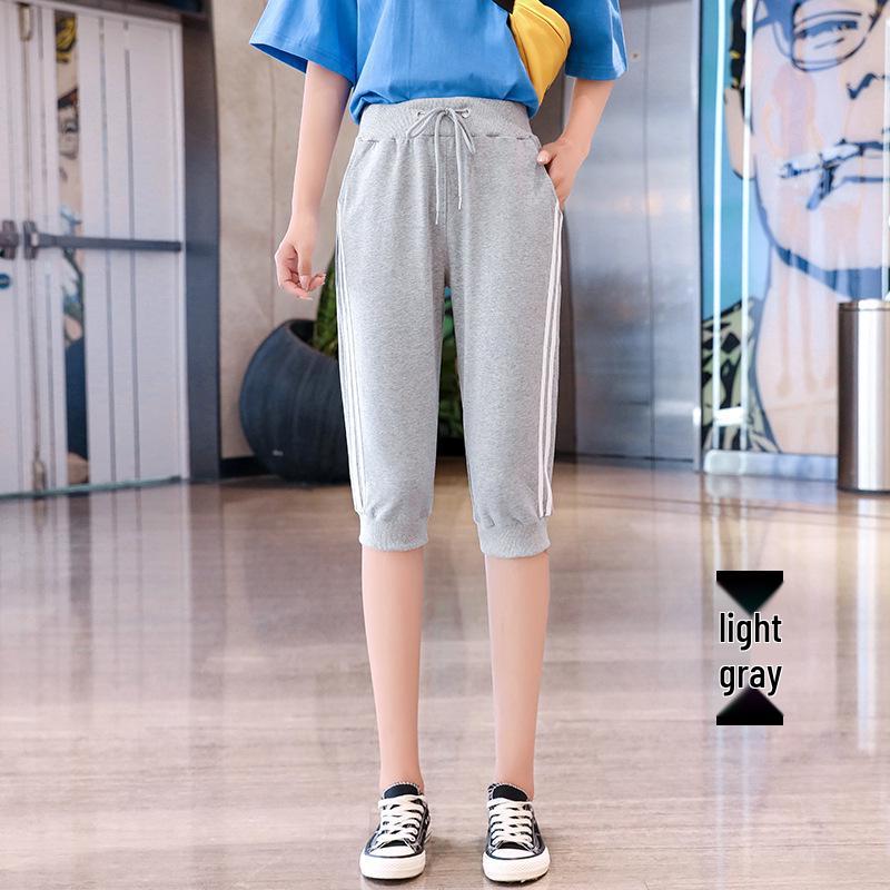 

Women s Capri Sports Shorts with Casual Patch Design and Elastic Waist M світло-сірий колір