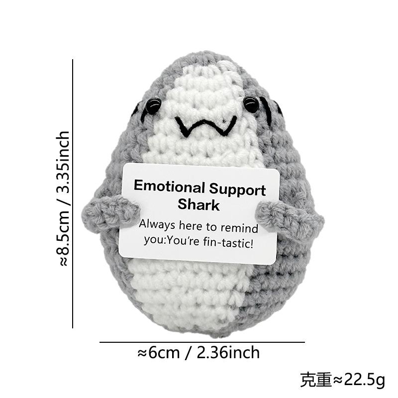 

Забавная вязаная крючком ковбойская шляпа с положительной энергией, кукла-акула с карточкой, украшение для дома и комнаты, новый вязаный вручную орнамент-акула, подарок