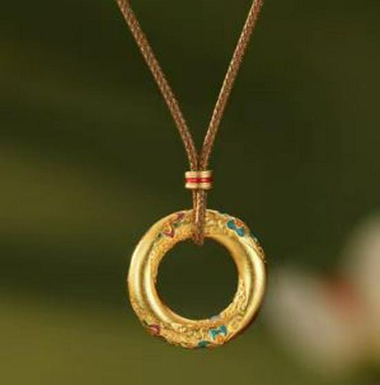 Üppiges Brokat-Vergoldungs-Set: Damen Armreif, Ring und Anhänger Schmuck im chinesischen Stil