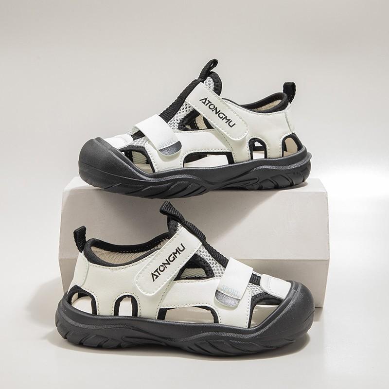 Sandali Baotou da ragazzo estate 2025 nuove scarpe da spiaggia per bambini suola morbida versione coreana traspiranti sandali sportivi da ragazza rete