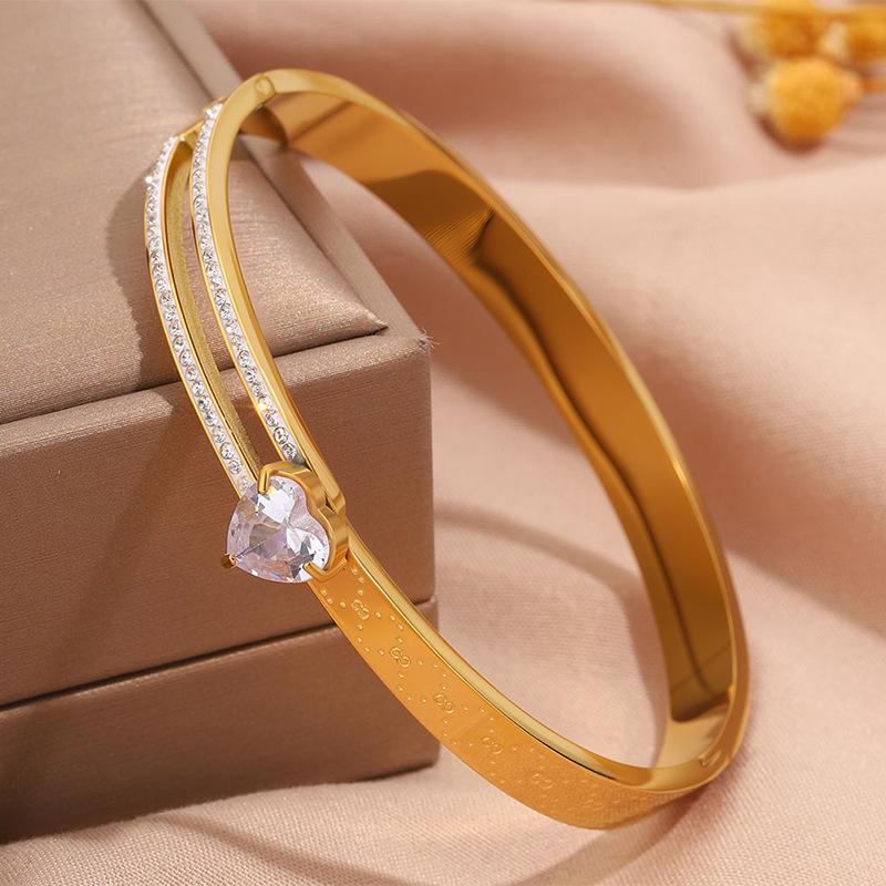 Hot-selling titanium steel bracelet, girls' high-end sense of fashion, popular light luxury in Europe and the United States, Gypsy star love diamond