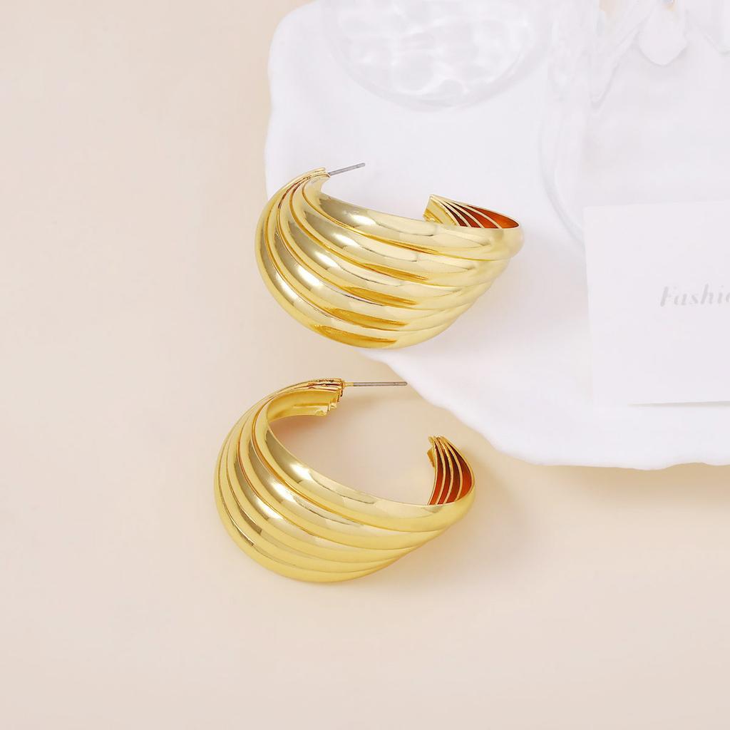 New Metal Niche Twisted Shell Ocean Style Stud Earrings Multi-layer Superimposed Geometric Ring High-end Sense Women's Model