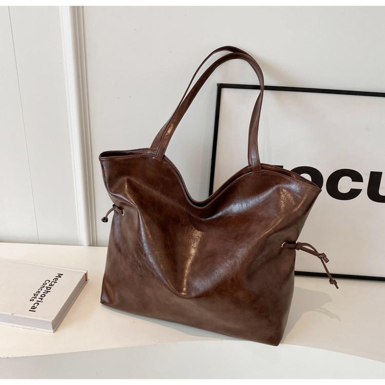 

Urban Minimalist Style Pu Leather Tote Bag With Trendy Car Stitching Details коричневий
