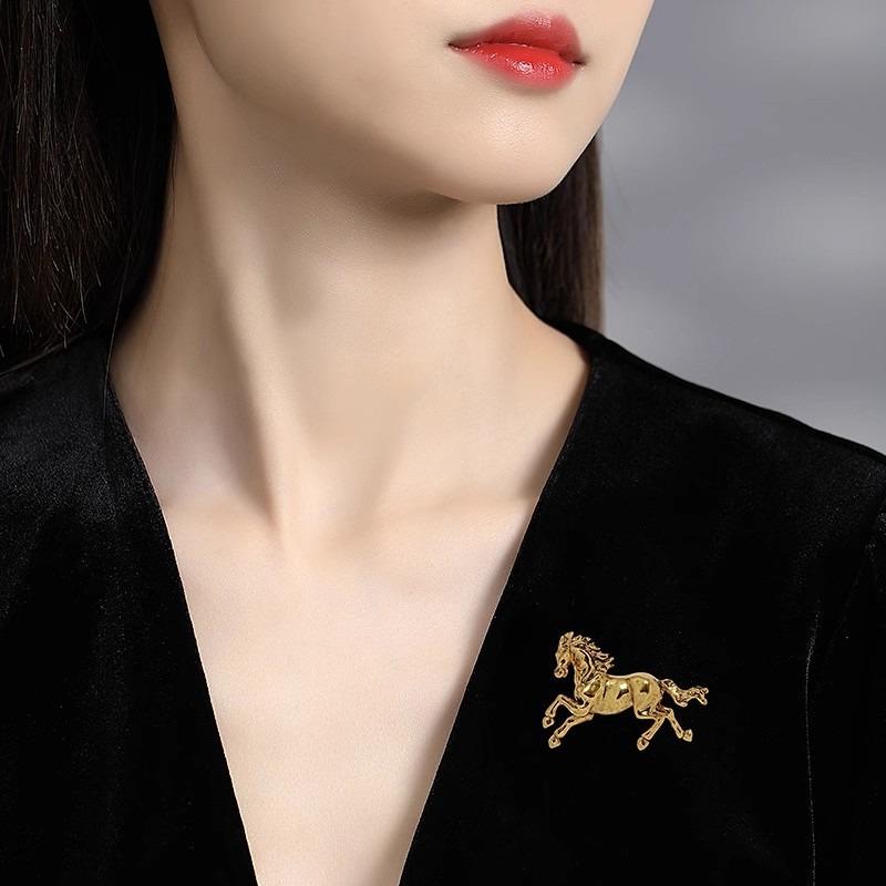 Retro Zodiac Brooch, Fashionable Enamel Animal Corsage, Grand and Galloping Horse Brooch