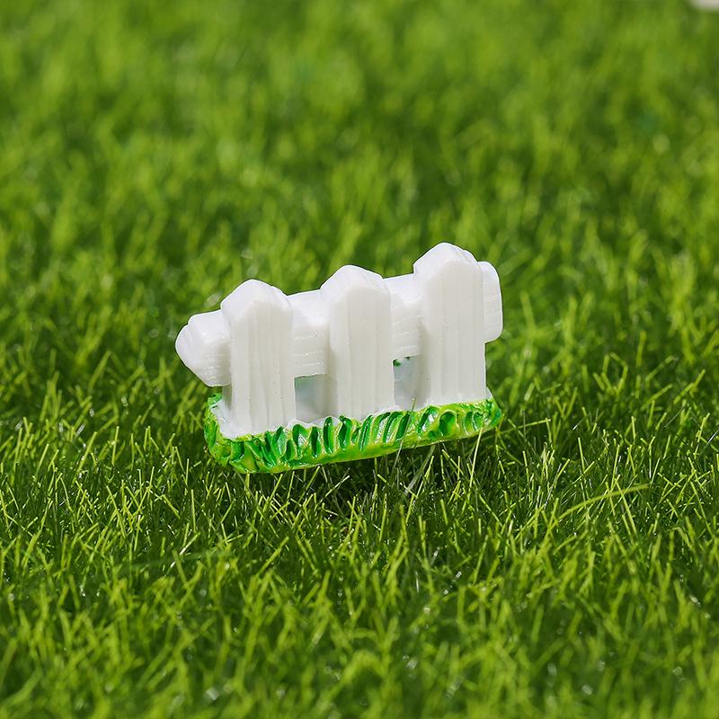 Micro Landscape Decoration: Rooster & Hen Resin Ornaments with Fence and Stump
