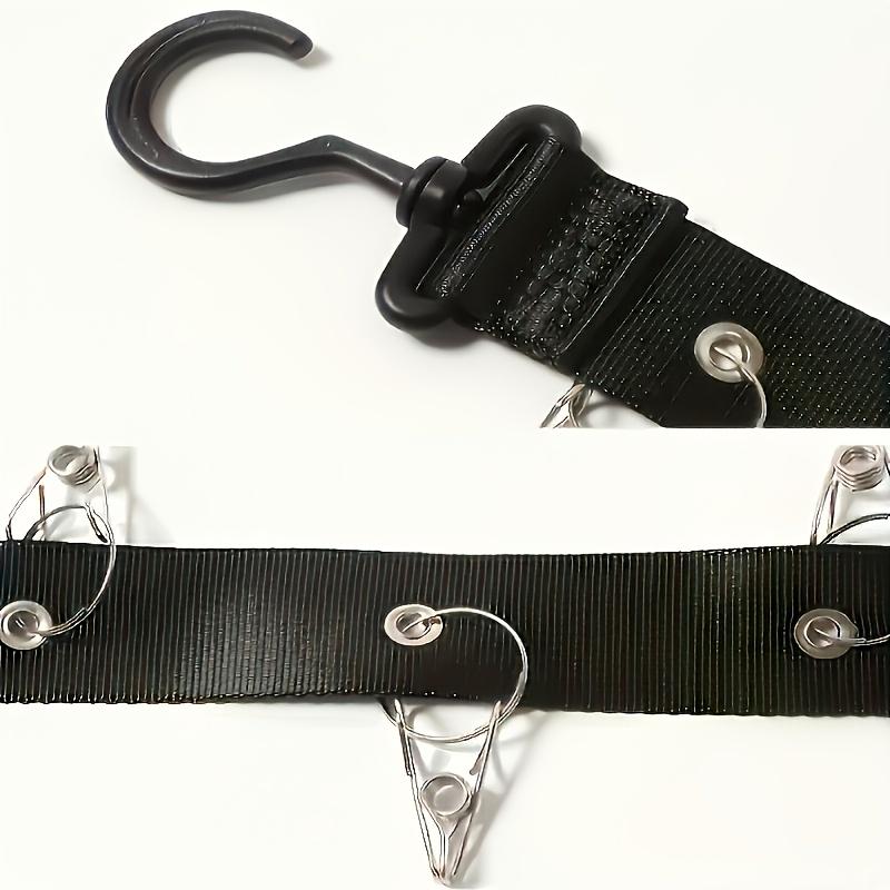 Une boîte de rangement pour casquettes de baseball avec des clips, comprenant huit clips et pouvant contenir 8 chapeaux sur un support, ainsi que des crochets pour suspendre les chapeaux.