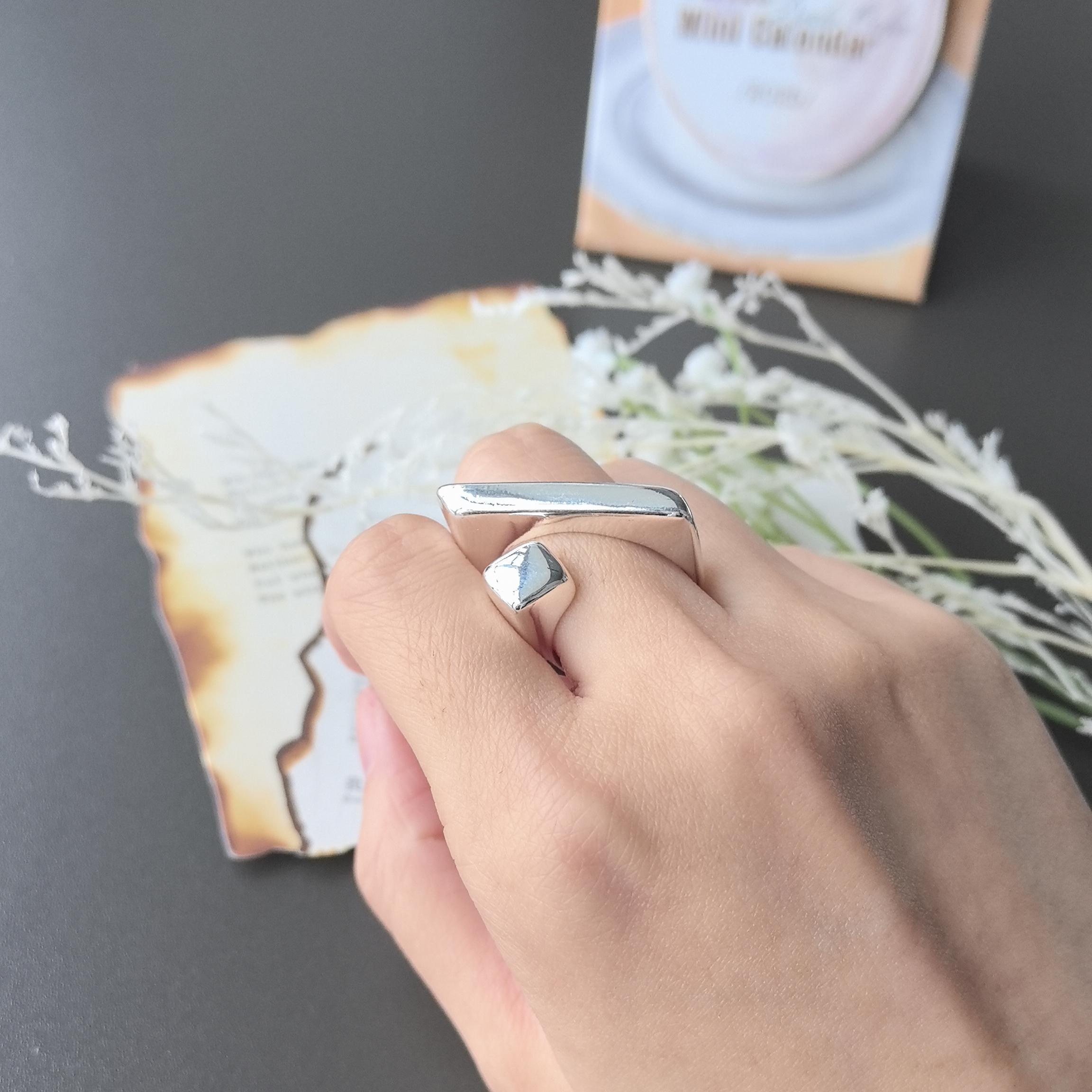 

Ventfille Genuine Copper Color Golden Geometric Asymmetric Punk Lines Ring Design For Women Girl Birthday Occasion Hip Hop Fashion Jewelry Creation