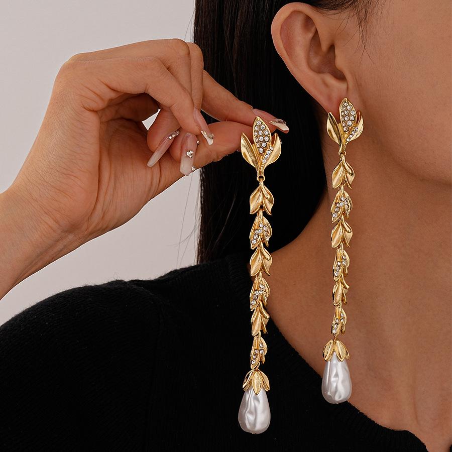 Metallic diamond-set flower leaf imitation bead silver needle earrings personalized long fringed temperament earrings