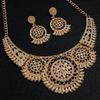 Ethnischer Stil Schmuck Halskette und Ohrring Set Mit Hohlblumenmuster Metallisches Finish Für Damen und Herren