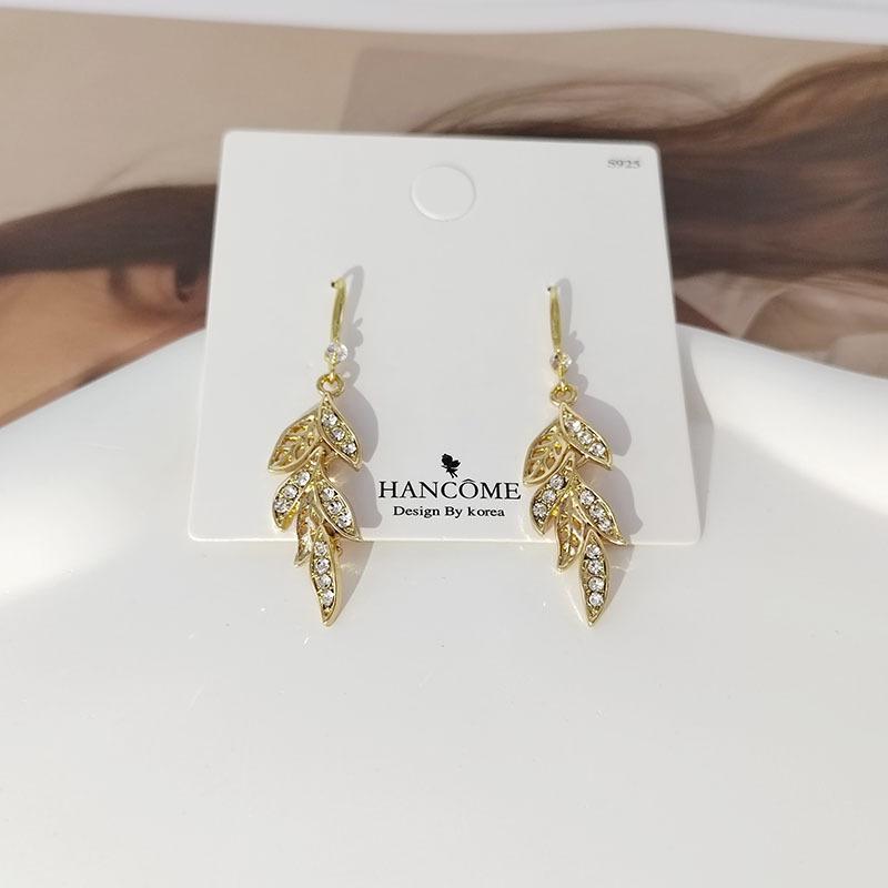 French High-End Atmosphere Unique Leaf Stud Earrings Niche Design Gentle Earrings Temperament Celebrity Light Luxury Ear Jewelry