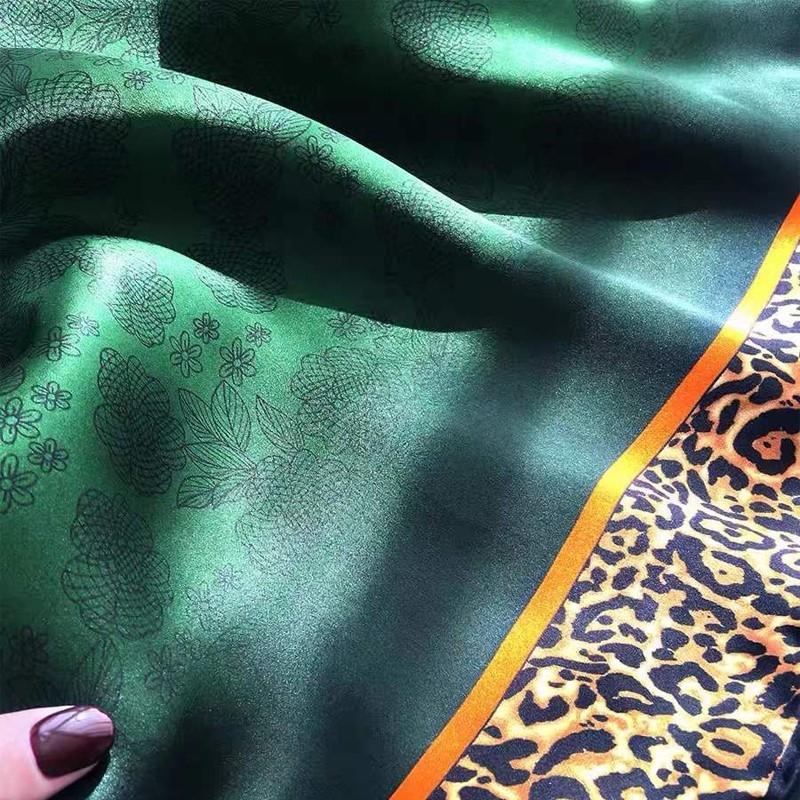 [BYSIFA] Neuer smaragdgrüner Seidenschal Damen Marke Leopard bedruckte quadratische Schals 90*90cm Modeaccessoires Kopftücher Hijabs
