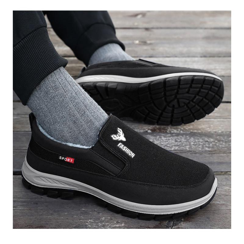 Cotton shoes for men in autumn and winter for outdoor wear. One foot snow boots with thick velvet and lightweight cotton boots
