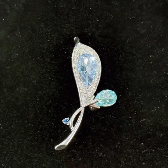 Women Brooch Blue Leaf Zinc Alloy Pin with Rhinestone Inlays Dazzling Sweater Coat Dress Badge Versatile Jewelry Accessory