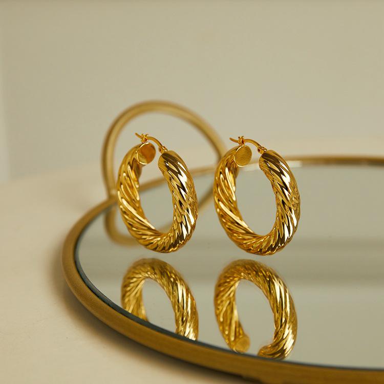 18K Gold U-Shaped Dangle Earrings with Hemp Rope Pattern