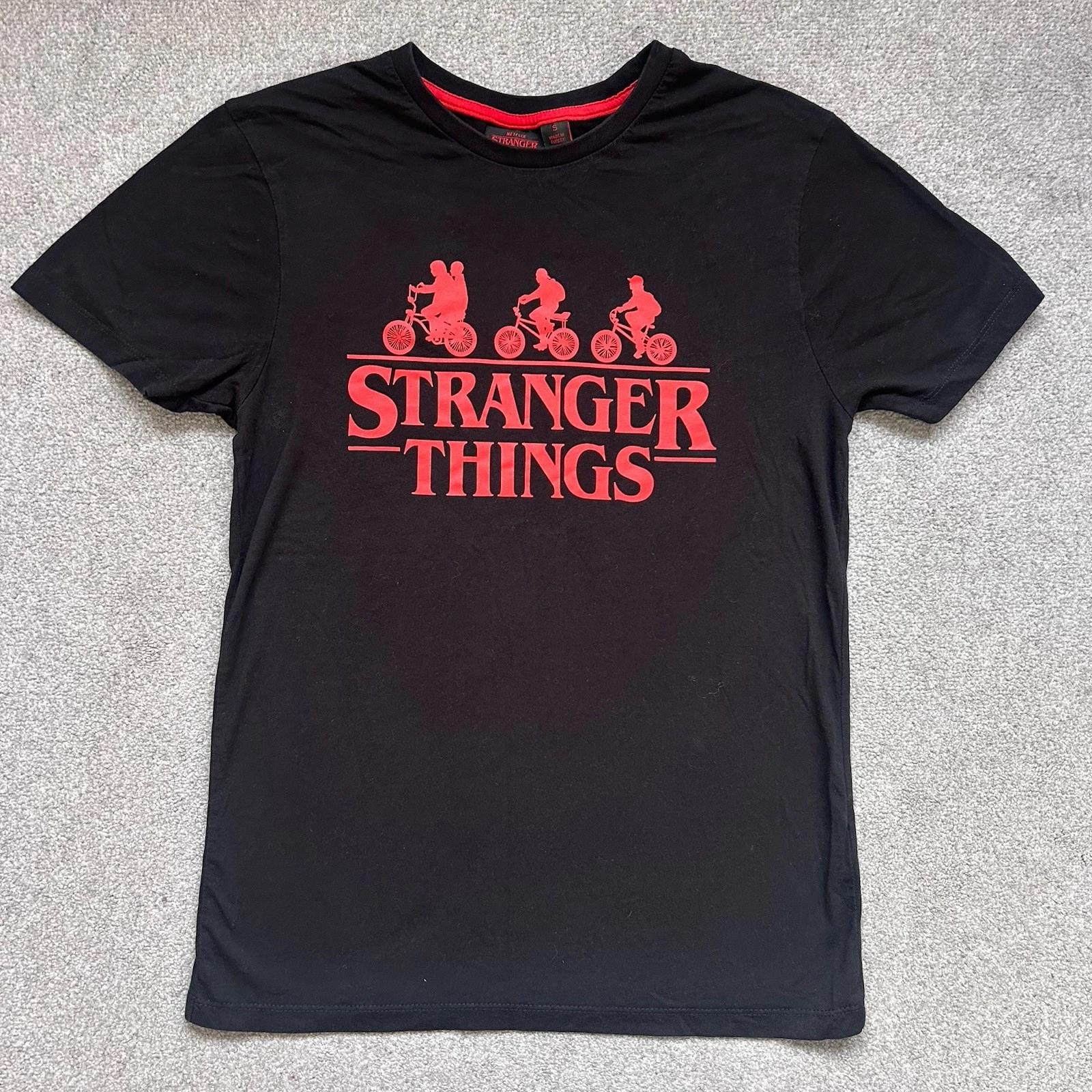 Футболка Stranger Things Черно-красная Топ Размер Маленький Очень Хорошее Состояние Netflix 2XL