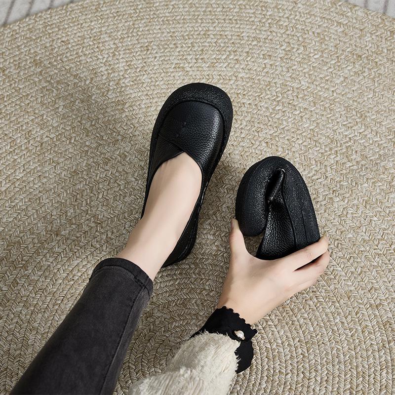 The first layer of cowhide 2025 one-pedal middle-aged and elderly genuine leather mother shoes women's flat-soled shallow-mouth soft-soled retro women