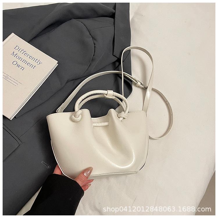 

Korean version of portable bucket bag women s 2025 new trendy fashion simple versatile shoulder messenger bag niche bucket bag