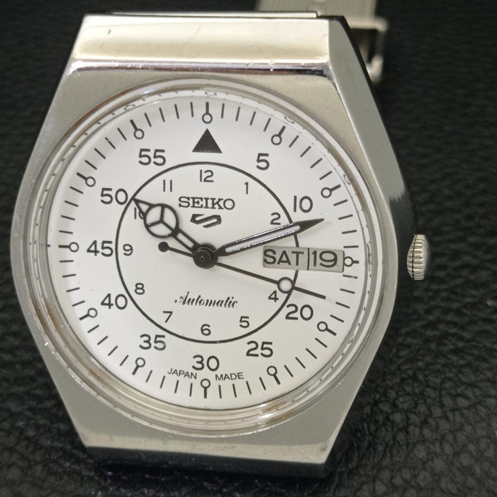 VINTAGE SEIKO 5 AUTOMATIC JAPAN MENS WHITE COLOR DIAL WATCH a701327-5 R206a-a701327