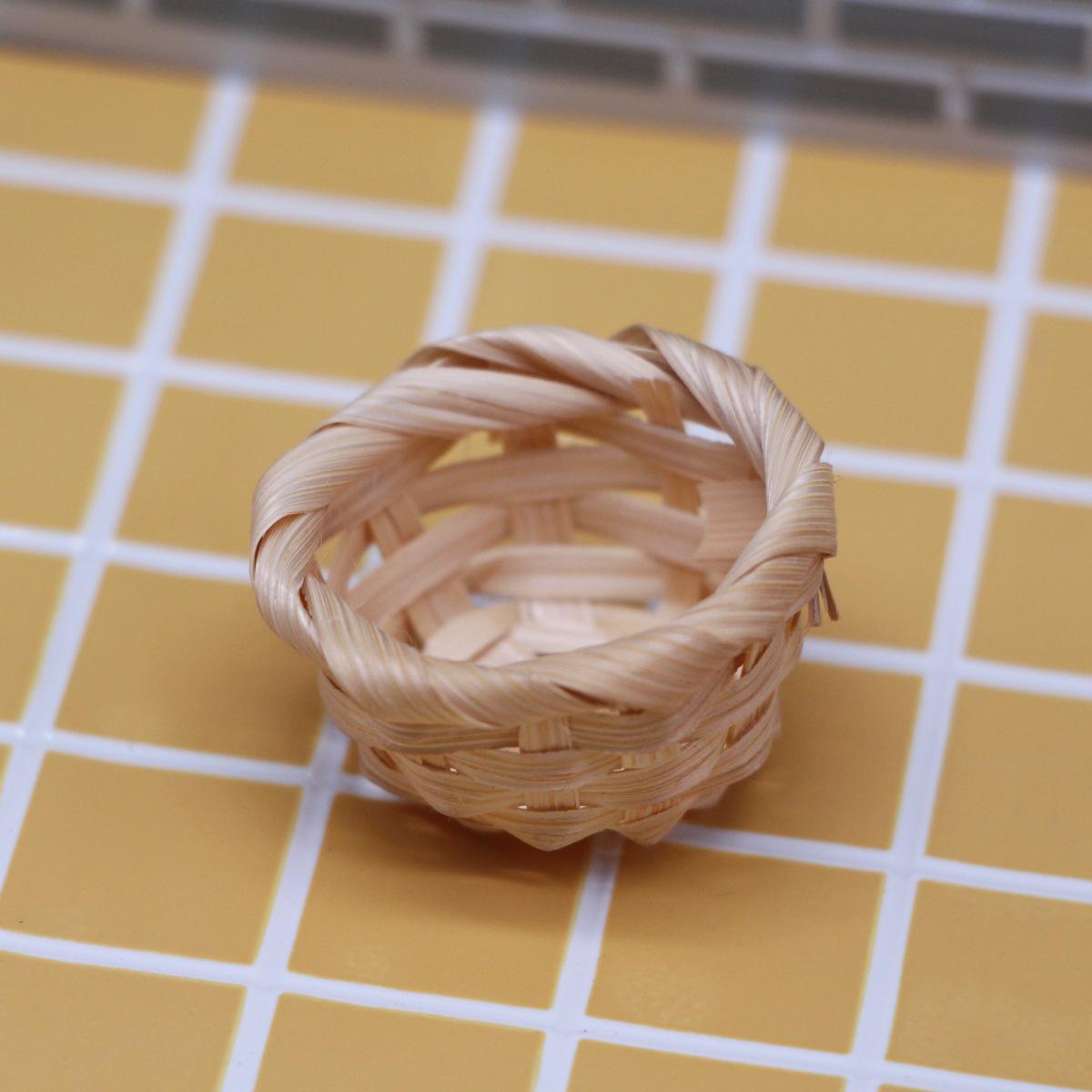 

Кукольный домик Плетеная из рафии соломенная сумочка и мини-бамбуковая корзинка Фотореквизит