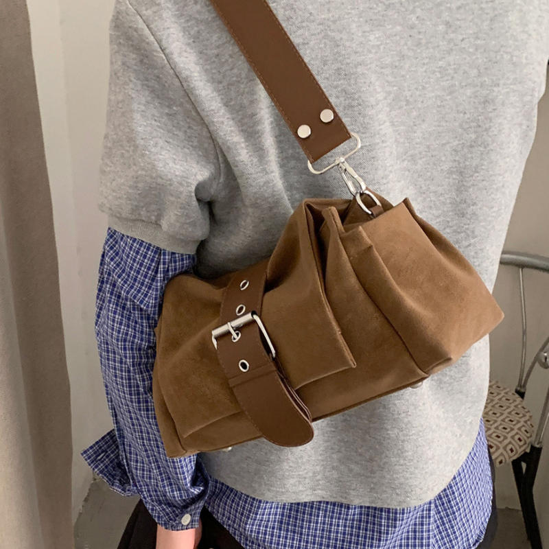 

Vintage Frosted Large Capacity Shoulder Bag Belt Buckle Design Stylish Motorcycle Bag Y2k Women s Bag Magnetic Snap Flap Handbag 27x10x15cm коричневий