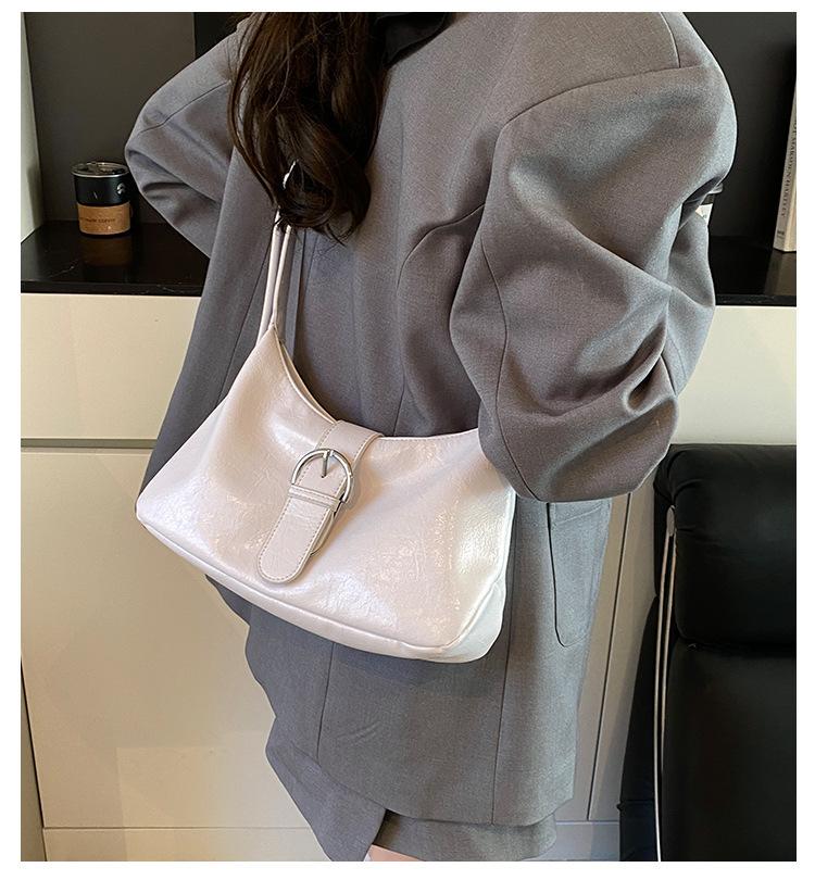 This Year, the Popular Bag Ladies 2025 New High-end Retro Shoulder Bag Fashionable Texture Underarm Bag Method Stick Bag
