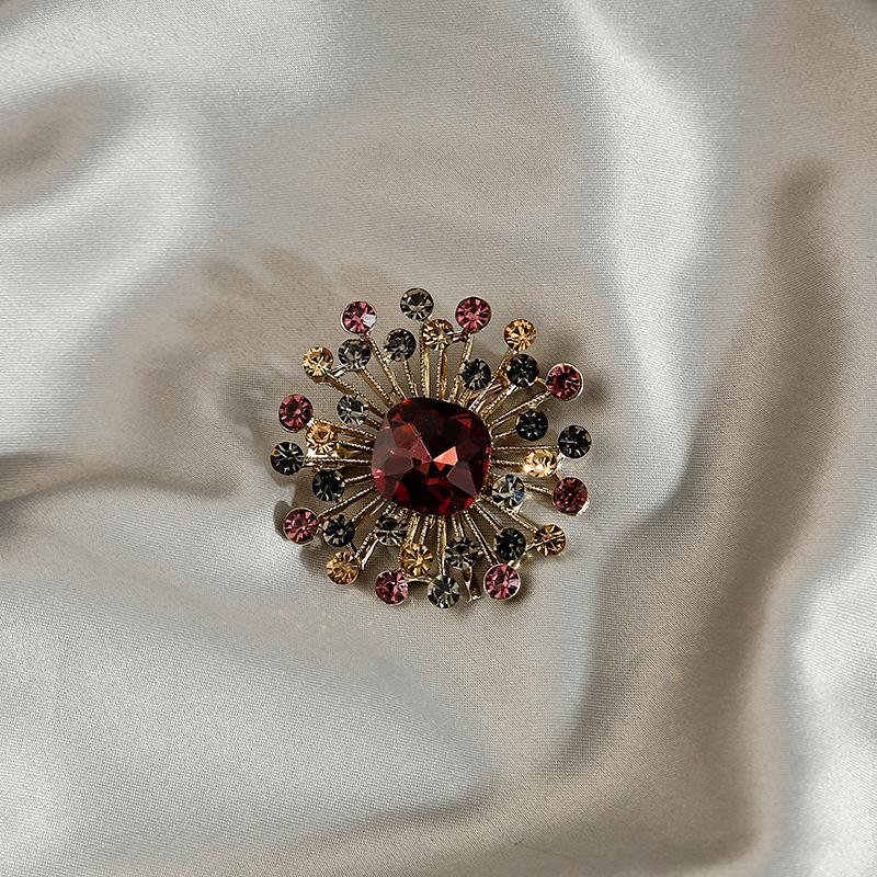 Personalisierte mit Diamanten besetzte Metallbrosche Kragenstift Kollektion, High-End Anti-Licht Blume Schmetterling Krone Brosche