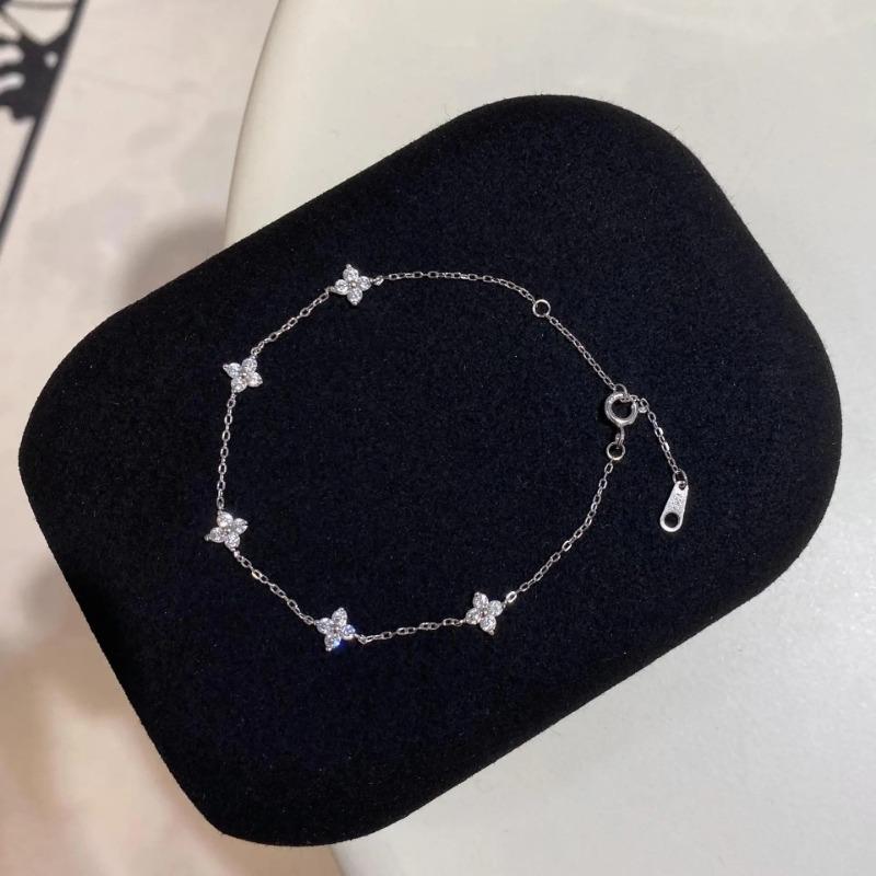 1PC French light luxury four-leaf clover bracelet female-feeling gypsy flower versatile hand jewelry