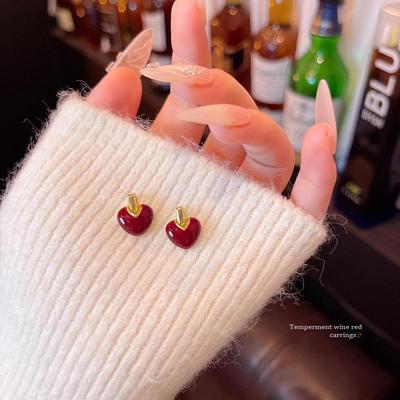 Orecchini a Cuore Rosso con Smalto Colato Retro di Hong Kong: Gioielli da donna eleganti e versatili