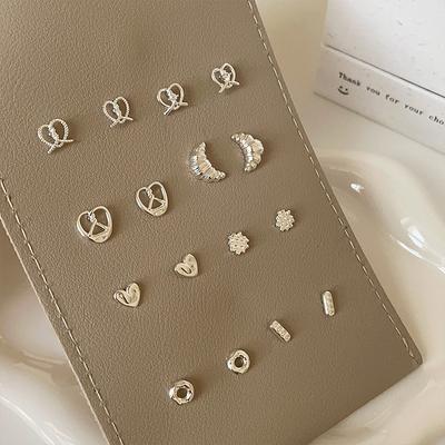 Kleine Salzwasser Knoten Croissant Ohrringe Damen Nische Design Sinn Süß und Niedlich Einfache Persönlichkeit Vielseitige Ohrringe