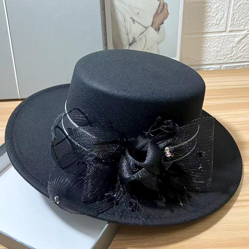 Autumn and Winter New French Pearl Flat Top Top Hat Female Hepburn Style Retro British Style Jazz Hat Woolen Sun Hat Tide