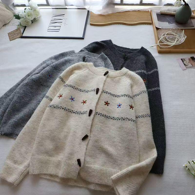 Japanese-Korean Style Jacquard Embroidery Horn Button Sweater - Versatile, Age-Reducing Women's Knit Cardigan for Spring and Autumn.