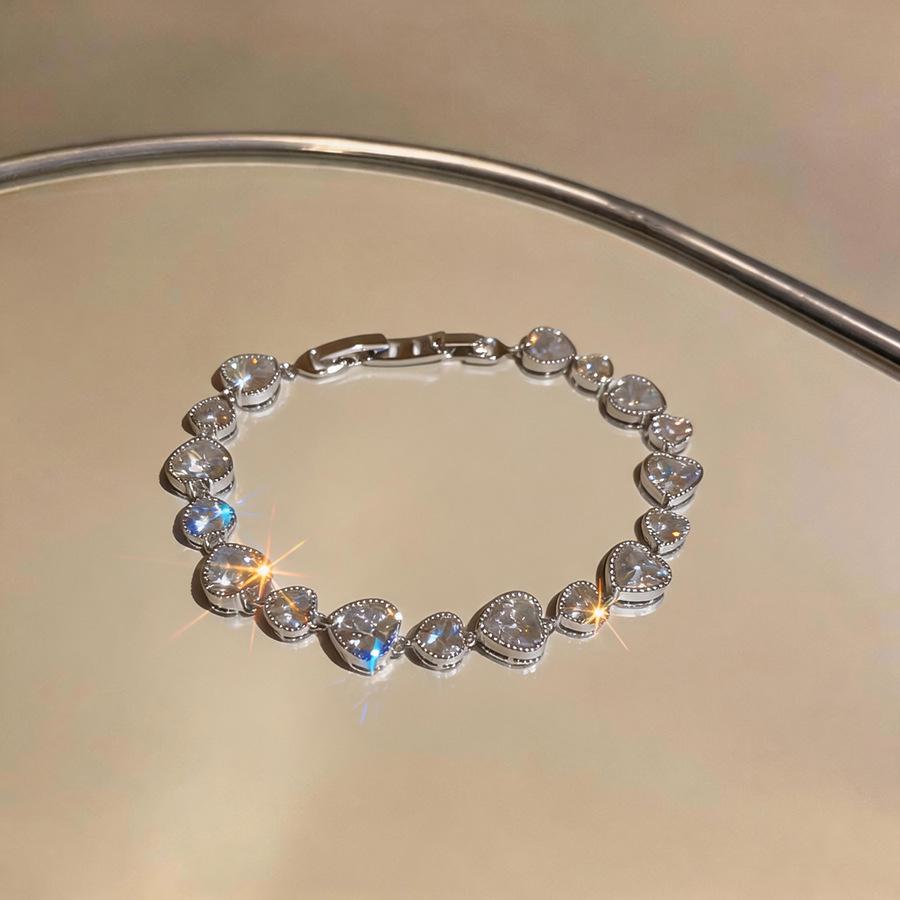 Elegant Zircon Love Heart Flower Bracelet for Women: Fashionable & Versatile Hand Jewelry