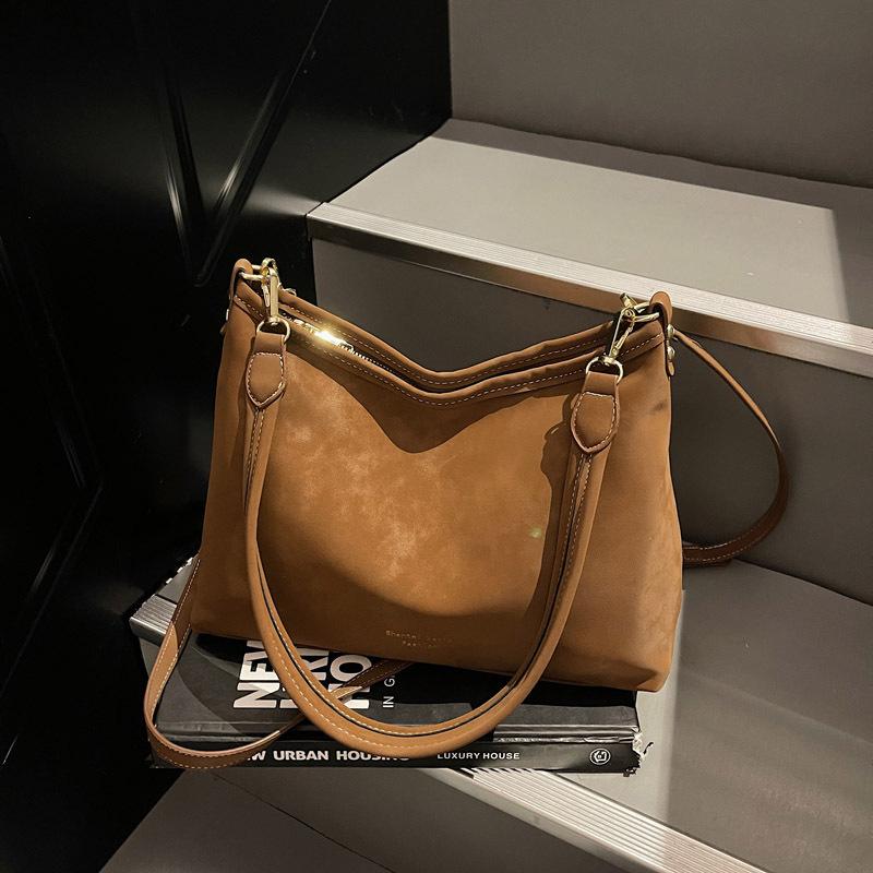 

Retro simple underarm bag women s 2025 new autumn and winter bucket bag versatile shoulder crossbody bag drop shipping коричневый
