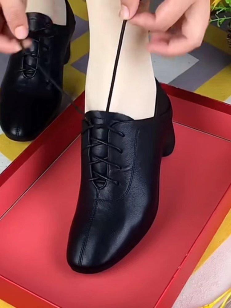 Damenschuhe mit mittlerem Absatz 2025 Frühjahrs- und Herbstmodelle zum Schnüren schlichte weiche Sohle Schuhe für Mütter mittleren Alters dicker Absatz Einzelne Schuhe Mutterschuhe