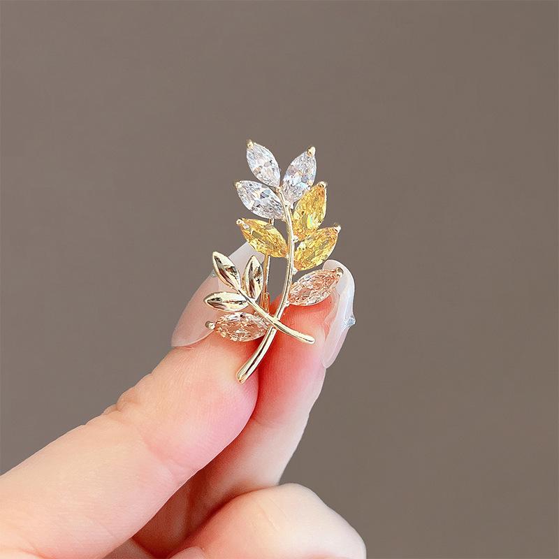 Elegant Pearl Brooch - High-End Minimalist Clothing Accessory