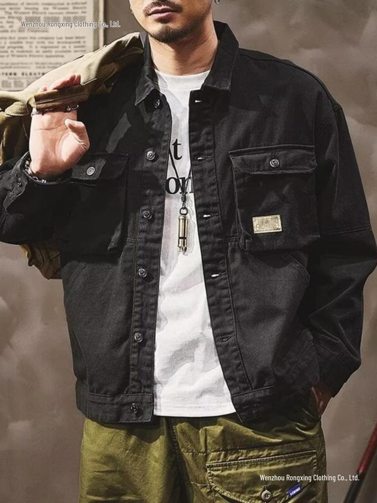 Męska kurtka dżinsowa w stylu retro z wieloma kieszeniami, odpinanym kołnierzykiem, odzież robocza, nowy trend na wczesną jesień 2025.