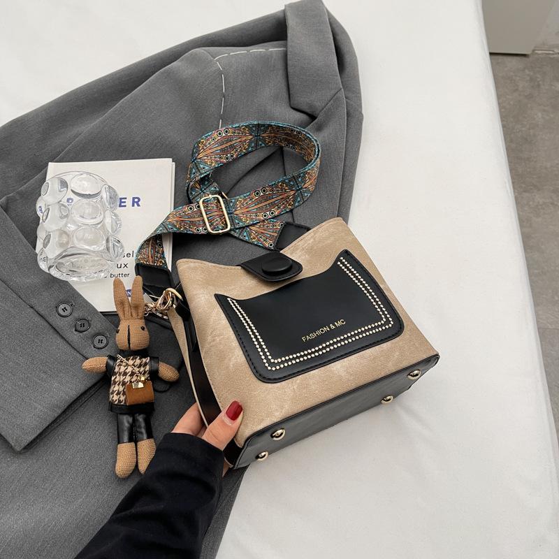 

Новая сумка-ведро женская 2024 осень новая ретро модная сумка-мессенджер повседневная трендовая сумка через плечо Without pendant чёрный