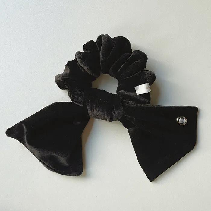 Cameo Velvet Ruffle Scrunchie[Black]