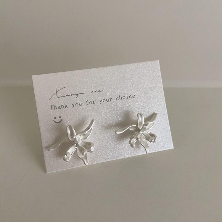 

Irregular Retro Matte Metal Flower Stud Earrings for Women - Unique and Versatile Design