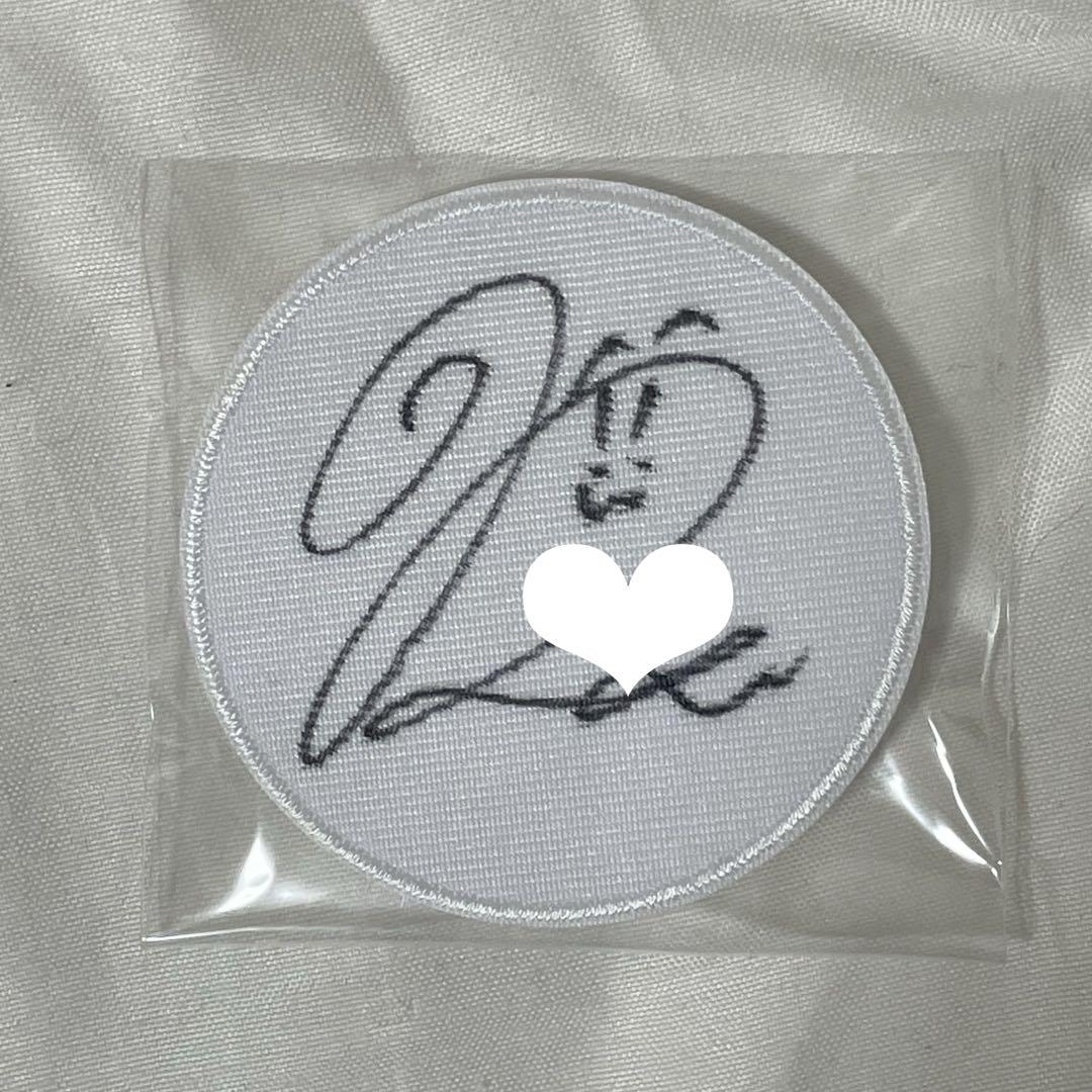 

[USED] NiziU autographed badge