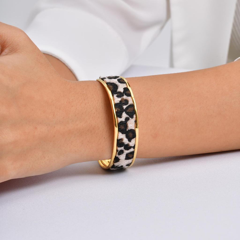 Modisches Plüsch-Leopardenmuster Breites Armband für Damen, 18K Goldfarbener Edelstahl Offener Armreif, Charm Luxus Schmuck