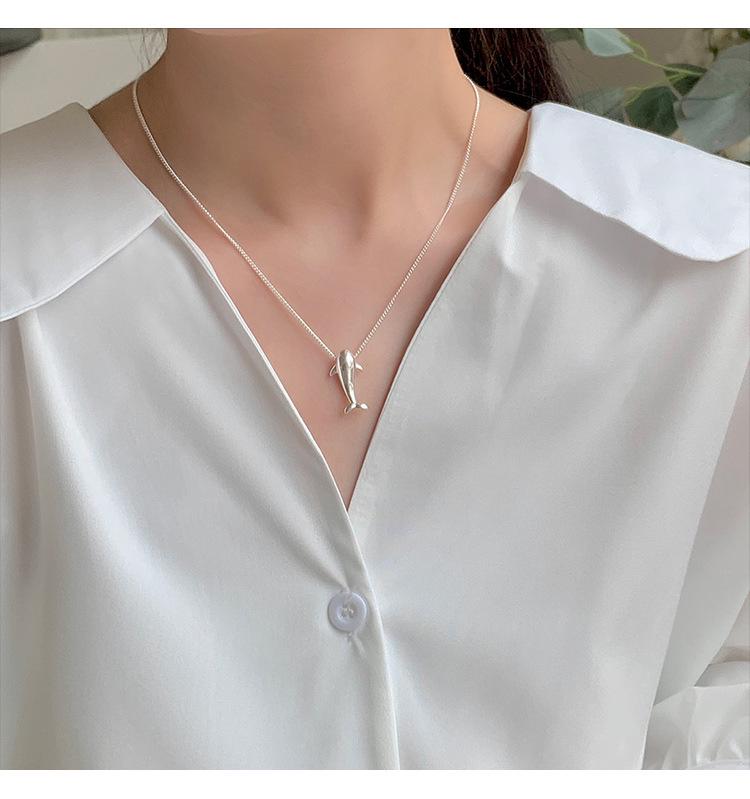 Cartoon Dolphin Pendant Necklace for Women - Small, Lightweight, Fashionable, Niche Design, High-End Clavicle Chain.