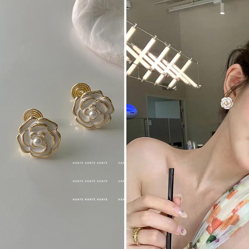 French Retro Pearl Clip-On Earrings: Mosquito Coil Design, Hong Kong Niche Style, No Piercing Needed, Women's High-End Fashion Accessories.