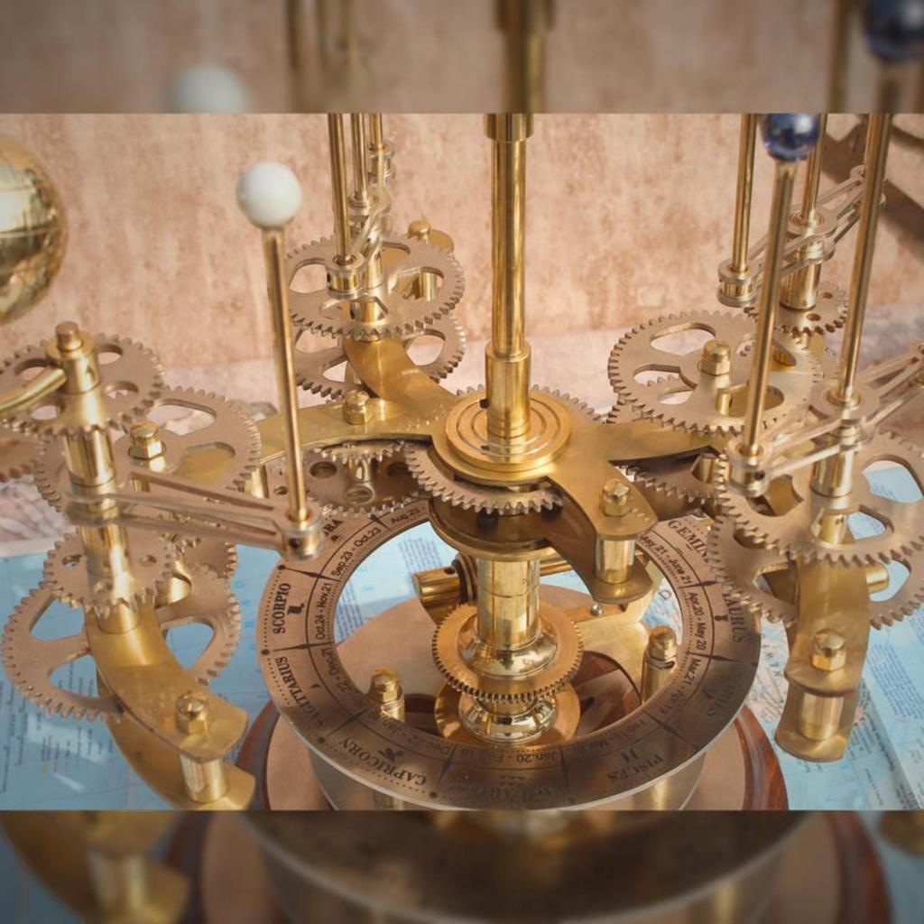 Luxuriöses Kunstwerk für Bücherregale Messing und Stahl Orrery Ein größeres Modell des Sonnensystems mit Planeten