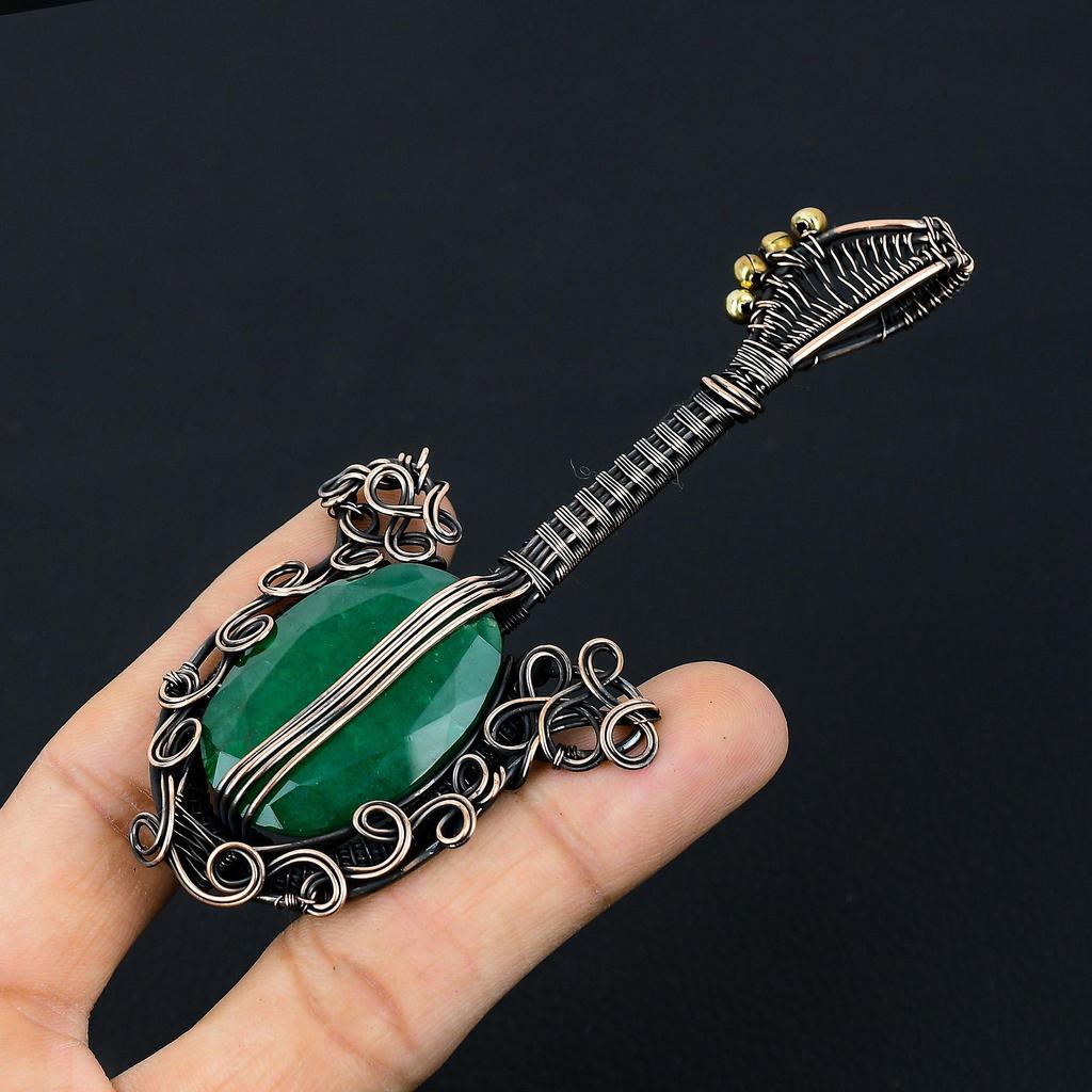 Gitarrenförmiger, im Labor hergestellter, mit Kupferdraht umwickelter Smaragd-Edelstein-Schmuckanhänger für Mädchen