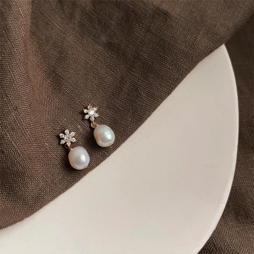 Retro Fashion Oil Drop Earrings for Women, Vintage Niche Elegant Style, High-End Personalized Hypoallergenic Ear Jewelry