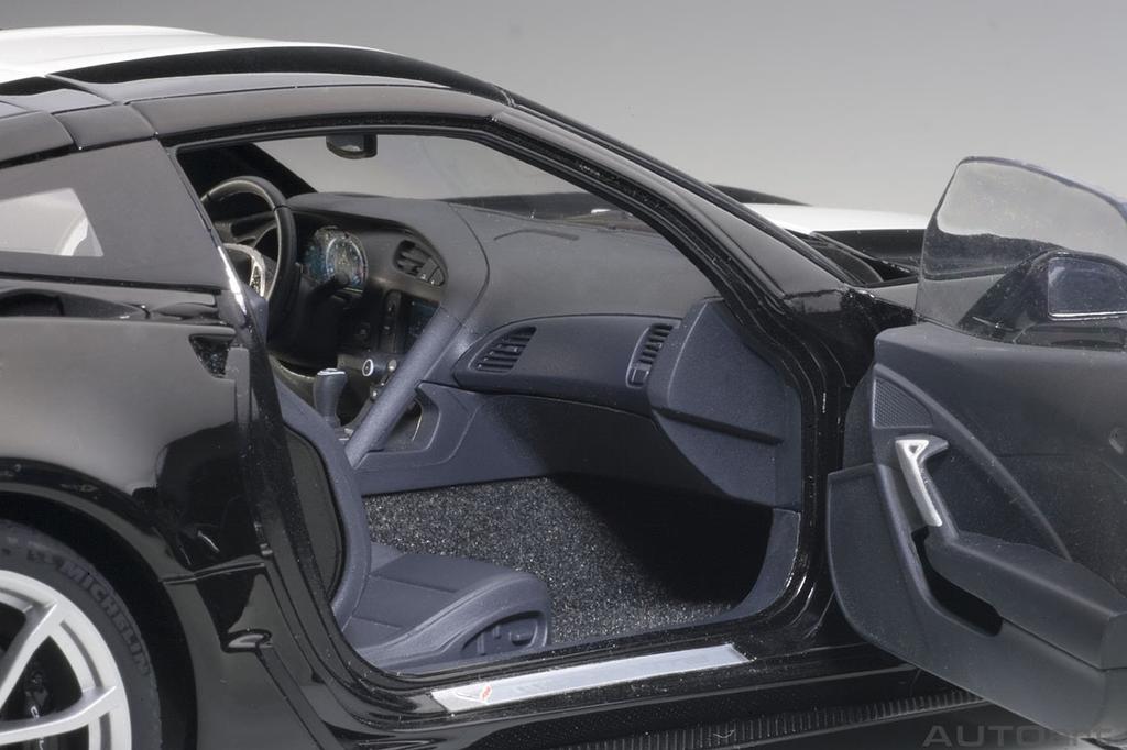 AUTOart Chevrolet Corvette C7 GranSport Streifen Gelb Hashmark 1/18 Schwarz/Weiß