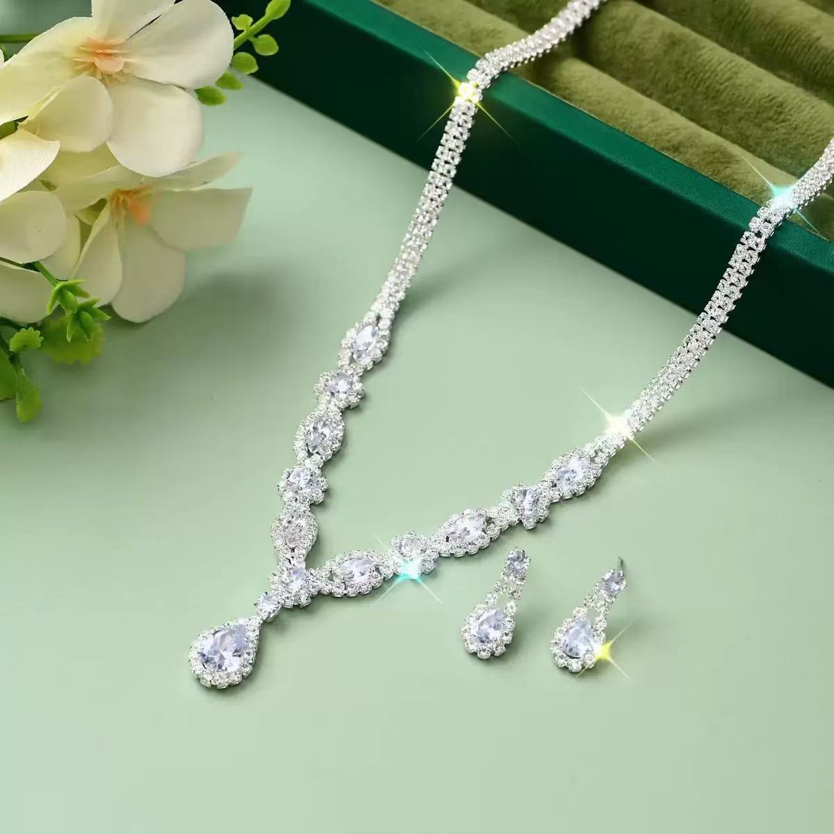 

Fashion Jewelry Women s Water Diamond Zircon Sparkling Necklace Earrings Water Drop shaped Light Luxury Elegant Jewelry серебряный