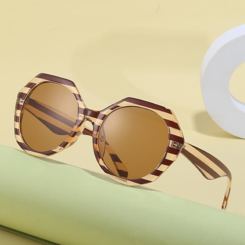 

Европейские и американские модные полосатые солнцезащитные очки в большой оправе. Женские солнцезащитные очки в нерегулярной оправе.