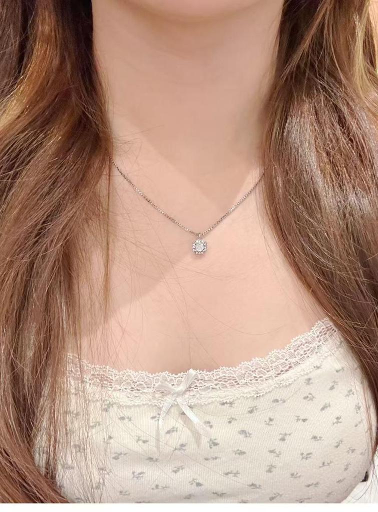 Nickel Silver-Plated Gold Sugar Cube Pendant Necklace for Women: Elegant, Simple, Versatile Luxury.